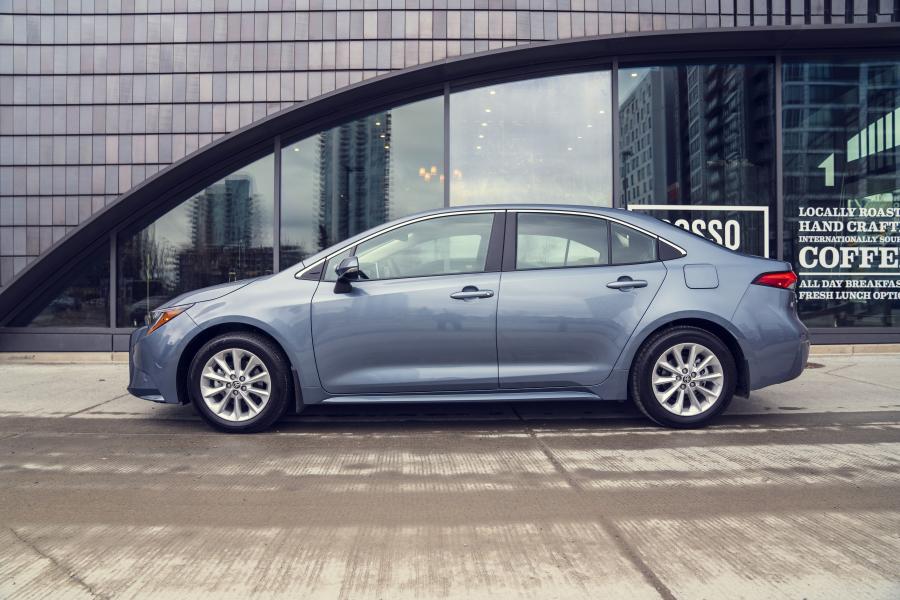  Toyota Corolla XLE Sedan 2019 года  (NA) (фото 35 из 40)